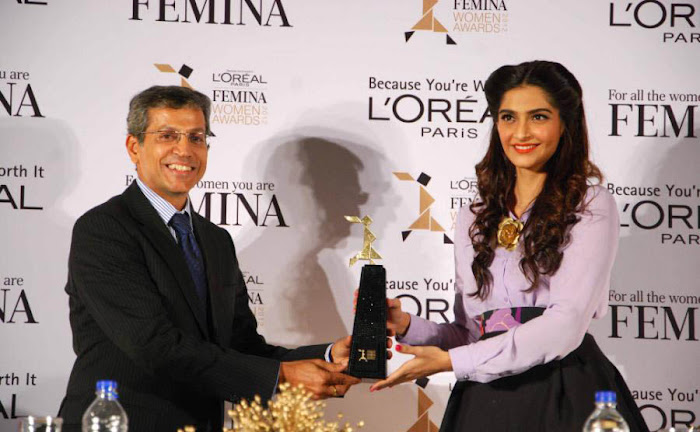 sonam launches loreal femina women awards 2012 latest photos